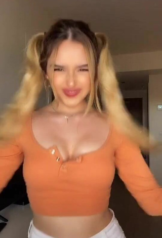 Increíble Teressa Dillon enseña escote con Top Corto Naranja y Tetas Saltarinas