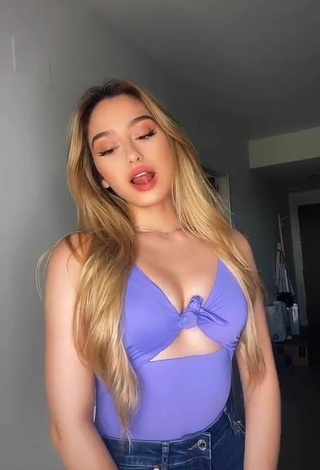 Hermosa Teressa Dillon enseña escote con Top Azul