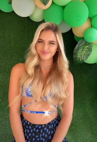 Sexy Teressa Dillon enseña escote con Sujetador de Bikini