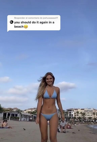 3. Hermosa Teressa Dillon Enseña Escote Con Bikini Azul En La Playa