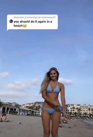 4. Hermosa Teressa Dillon Enseña Escote Con Bikini Azul En La Playa