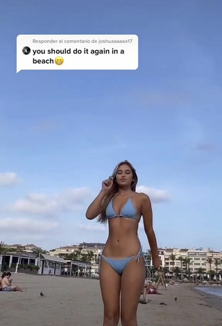 5. Hermosa Teressa Dillon Enseña Escote Con Bikini Azul En La Playa