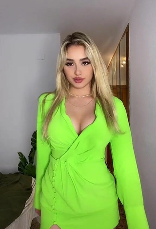 Caliente Teressa Dillon enseña escote con Vestido Verde Lima