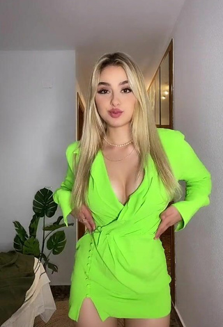 Guapísima Teressa Dillon enseña escote con Atractivos Vestido Verde Lima y Pechos Saltarinas