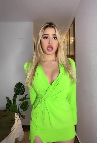 3. Guapísima Teressa Dillon Enseña Escote Con Atractivos Vestido Verde Lima Y Pechos Saltarinas