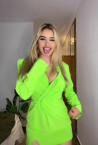 4. Guapísima Teressa Dillon Enseña Escote Con Atractivos Vestido Verde Lima Y Pechos Saltarinas