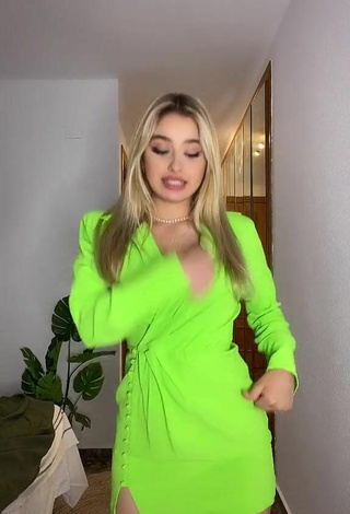 5. Guapísima Teressa Dillon Enseña Escote Con Atractivos Vestido Verde Lima Y Pechos Saltarinas