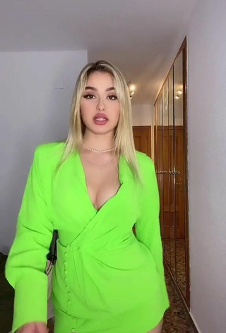 Atractiva Teressa Dillon enseña escote con Seductores Vestido Verde Lima y Tetas Saltarinas