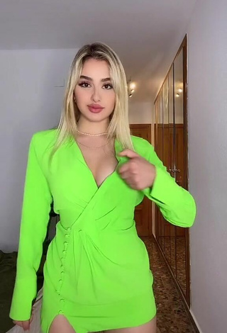 2. Atractiva Teressa Dillon Enseña Escote Con Seductores Vestido Verde Lima Y Tetas Saltarinas