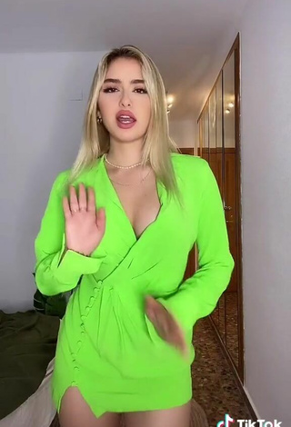 3. Atractiva Teressa Dillon Enseña Escote Con Seductores Vestido Verde Lima Y Tetas Saltarinas