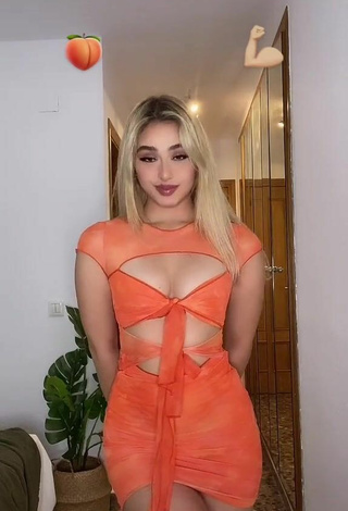 Preciosa Teressa Dillon enseña escote con Vestido Naranja