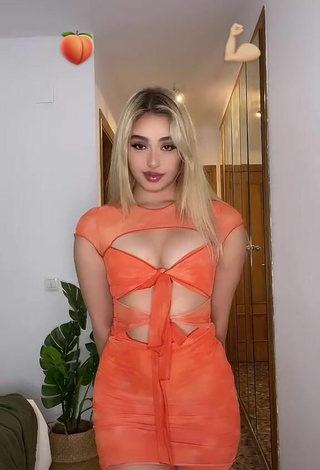 2. Preciosa Teressa Dillon Enseña Escote Con Vestido Naranja