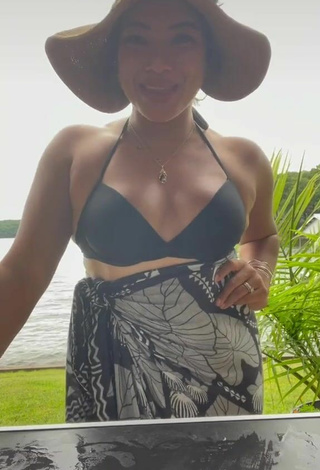 Atractiva Ashley Hupp con Seductores Sujetador de Bikini en el paseo marítimo