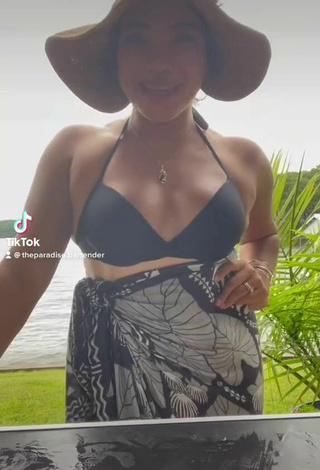 Hermosa Ashley Hupp enseña escote con Sujetador de Bikini en el paseo marítimo