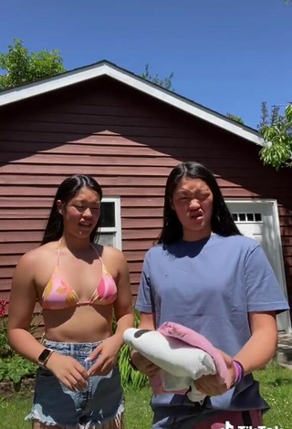 2. Sexy Jie & Mei Walters Con Sujetador De Bikini