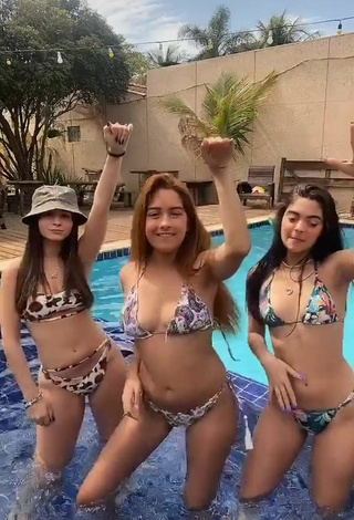 4. Sexy Thielly Martins Enseña Escote Con Bikini En La Piscina Y Tetas Saltarinas