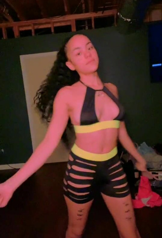 Sexy Lilliane Diomi enseña escote con Top Corto mientras hace twerking y Tetas Saltarinas