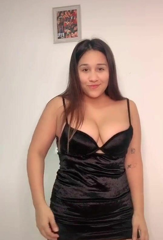 3. Sexy Dailyn Montañez Enseña Escote Con Vestido Negro Y Senos Saltarines