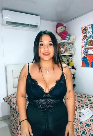 3. Atractiva Dailyn Montañez Enseña Escote Con Provocativos Top Negro Y Pechos Saltarinas