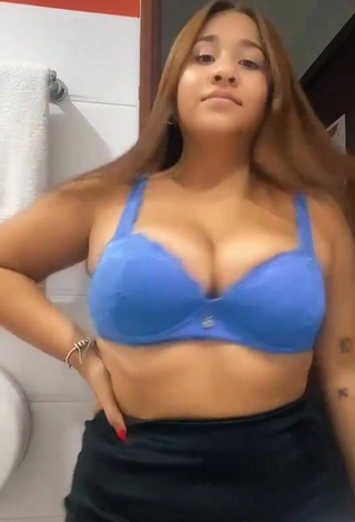 3. Sexy Dailyn Montañez Enseña Escote Con Sujetador Azul Y Tetas Saltarinas