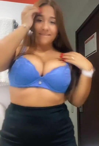 4. Sexy Dailyn Montañez Enseña Escote Con Sujetador Azul Y Tetas Saltarinas