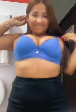 5. Sexy Dailyn Montañez Enseña Escote Con Sujetador Azul Y Tetas Saltarinas