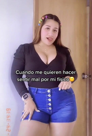 Atractiva Dailyn Montañez enseña escote con Seductores Top Negro y Tetas Saltarinas