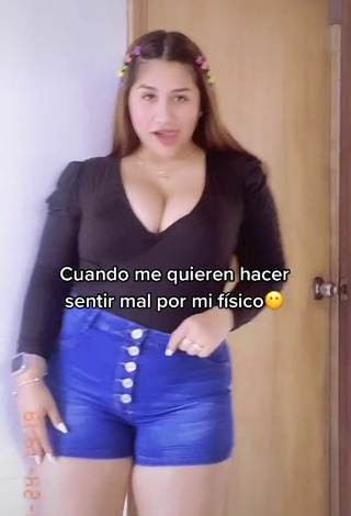 2. Atractiva Dailyn Montañez Enseña Escote Con Seductores Top Negro Y Tetas Saltarinas