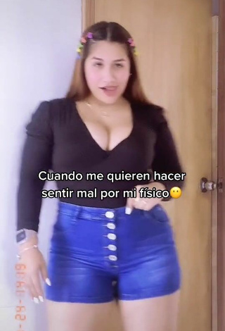 3. Atractiva Dailyn Montañez Enseña Escote Con Seductores Top Negro Y Tetas Saltarinas