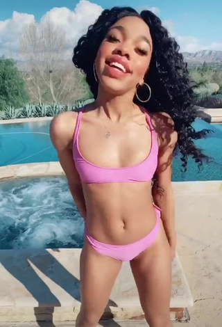 5. Erótica Teala Dunn Con Bikini Rosa En La Piscina