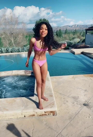 Hermosa Teala Dunn Enseña el culo en la piscina