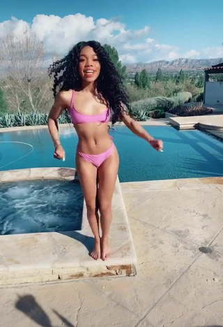 2. Hermosa Teala Dunn Enseña El Culo En La Piscina