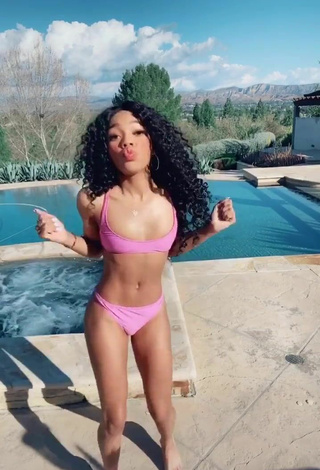 3. Hermosa Teala Dunn Enseña El Culo En La Piscina