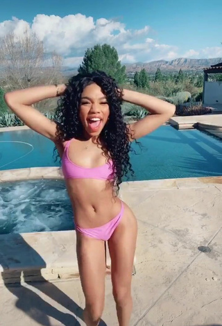 4. Hermosa Teala Dunn Enseña El Culo En La Piscina