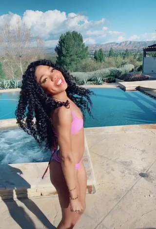 5. Hermosa Teala Dunn Enseña El Culo En La Piscina