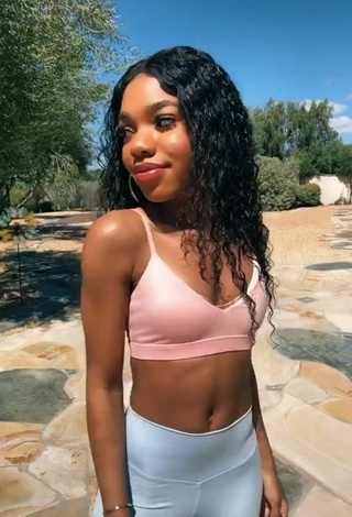 Caliente Teala Dunn enseña escote con Sujetador Deportivo Rosa