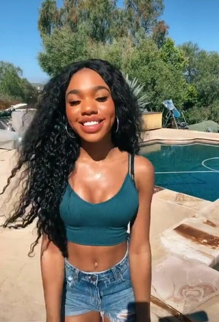 Hermosa Teala Dunn con Top Corto Turquesa en la piscina