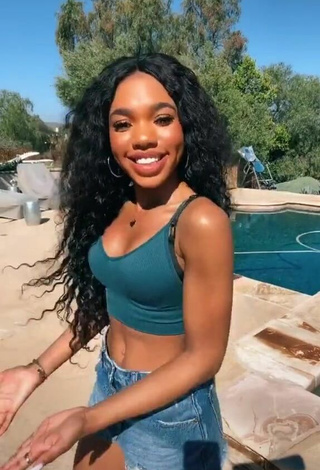 2. Hermosa Teala Dunn Con Top Corto Turquesa En La Piscina