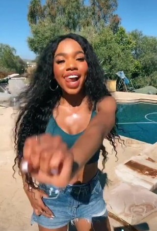 3. Hermosa Teala Dunn Con Top Corto Turquesa En La Piscina