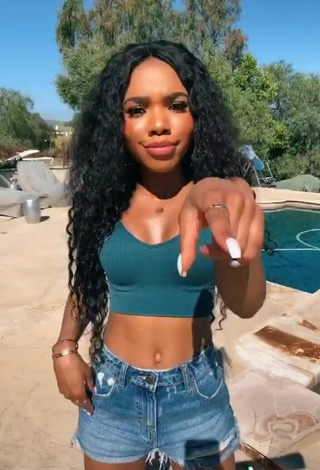 4. Hermosa Teala Dunn Con Top Corto Turquesa En La Piscina