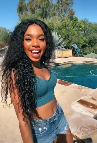 5. Hermosa Teala Dunn Con Top Corto Turquesa En La Piscina