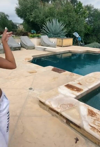 1. Sexy Teala Dunn Con Sujetador Deportivo En La Piscina