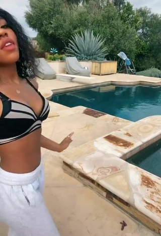 2. Sexy Teala Dunn Con Sujetador Deportivo En La Piscina