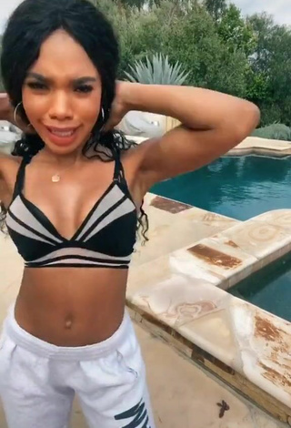 3. Sexy Teala Dunn Con Sujetador Deportivo En La Piscina