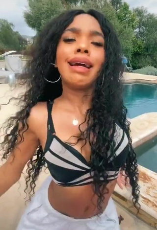 4. Sexy Teala Dunn Con Sujetador Deportivo En La Piscina