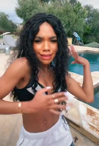 5. Sexy Teala Dunn Con Sujetador Deportivo En La Piscina