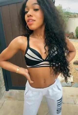 Hermosa Teala Dunn enseña escote con Sujetador Deportivo