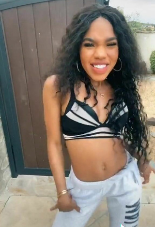 3. Hermosa Teala Dunn Enseña Escote Con Sujetador Deportivo