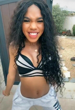 5. Hermosa Teala Dunn Enseña Escote Con Sujetador Deportivo