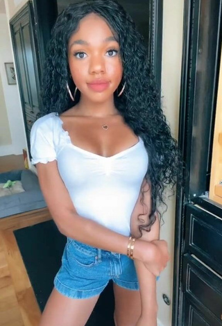 Hermosa Teala Dunn enseña escote con Top Blanco